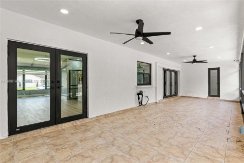 House in Miami, Florida 3 bedrooms, 180.42 sq.m. № 2064231 - photo 29
