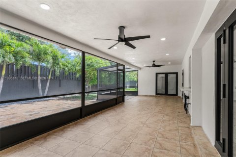 House in Miami, Florida 3 bedrooms, 180.42 sq.m. № 2064231 - photo 27