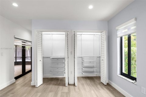 House in Miami, Florida 3 bedrooms, 180.42 sq.m. № 2064231 - photo 23