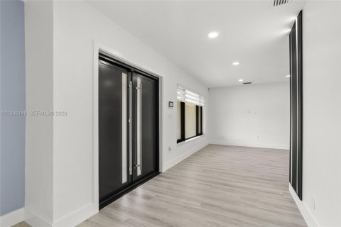 House in Miami, Florida 3 bedrooms, 180.42 sq.m. № 2064231 - photo 7