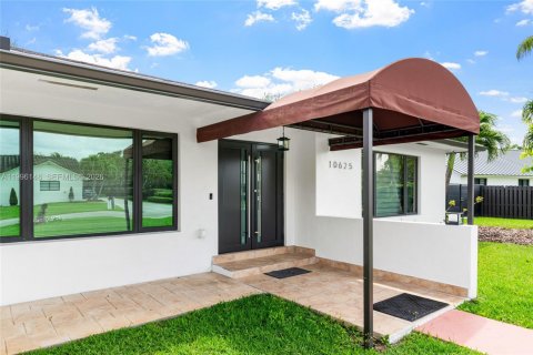 House in Miami, Florida 3 bedrooms, 180.42 sq.m. № 2064231 - photo 5