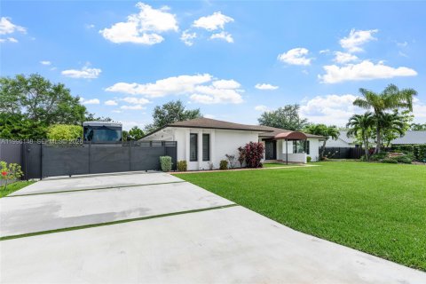 House in Miami, Florida 3 bedrooms, 180.42 sq.m. № 2064231 - photo 4