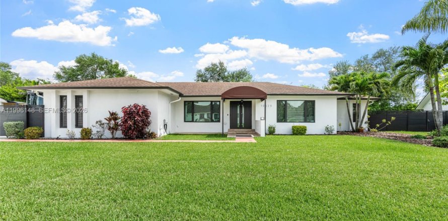 House in Miami, Florida 3 bedrooms, 180.42 sq.m. № 2064231