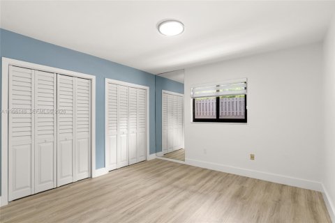 House in Miami, Florida 3 bedrooms, 180.42 sq.m. № 2064231 - photo 24