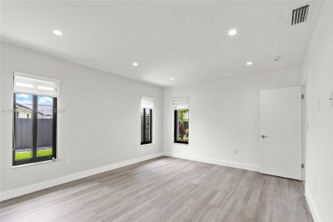 House in Miami, Florida 3 bedrooms, 180.42 sq.m. № 2064231 - photo 20