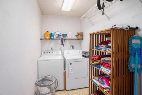 House in Plant City, Florida 3 bedrooms, 192.68 sq.m. № 1909879 - photo 19