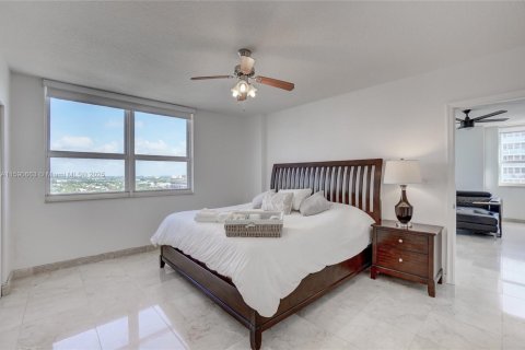 Copropriété à louer à Hallandale Beach, Floride: 2 chambres, 113.34 m2 № 1938155 - photo 17