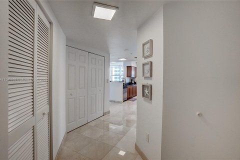 Copropriété à louer à Hallandale Beach, Floride: 2 chambres, 113.34 m2 № 1938155 - photo 6