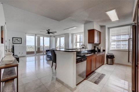 Copropriété à louer à Hallandale Beach, Floride: 2 chambres, 113.34 m2 № 1938155 - photo 8