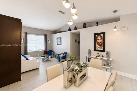 Villa ou maison à louer à Miramar, Floride: 4 chambres, 137.22 m2 № 2282241 - photo 12
