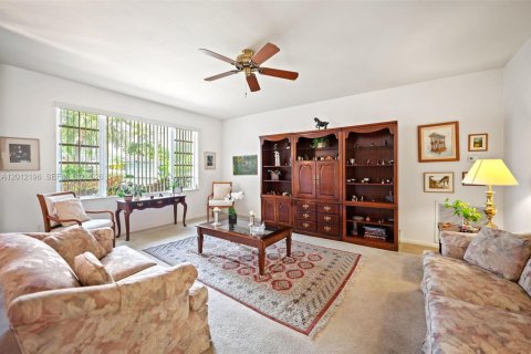 House in Palmetto Bay, Florida 3 bedrooms, 146.41 sq.m. № 2076142 - photo 6