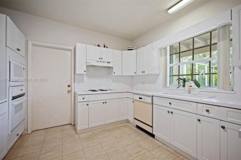 House in Palmetto Bay, Florida 3 bedrooms, 146.41 sq.m. № 2076142 - photo 10