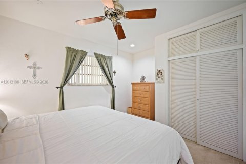 House in Palmetto Bay, Florida 3 bedrooms, 146.41 sq.m. № 2076142 - photo 15