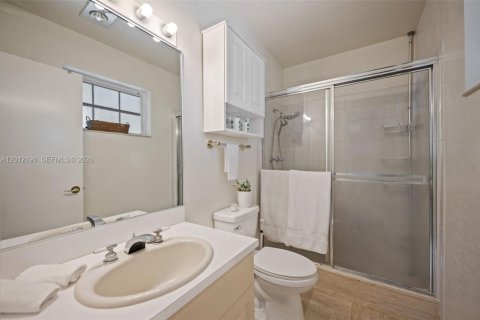 House in Palmetto Bay, Florida 3 bedrooms, 146.41 sq.m. № 2076142 - photo 13