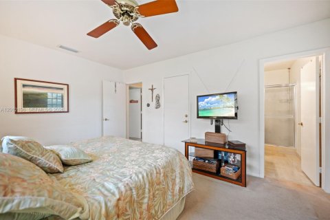 House in Palmetto Bay, Florida 3 bedrooms, 146.41 sq.m. № 2076142 - photo 12