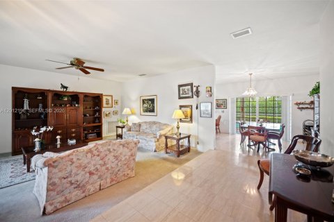 House in Palmetto Bay, Florida 3 bedrooms, 146.41 sq.m. № 2076142 - photo 5