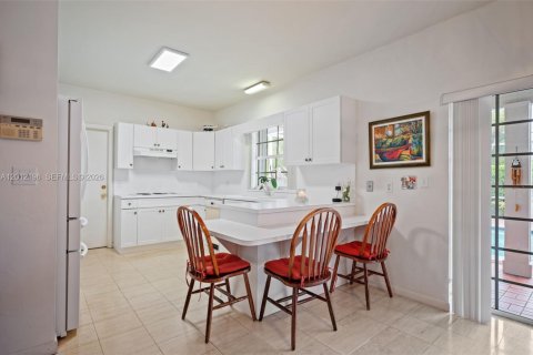 House in Palmetto Bay, Florida 3 bedrooms, 146.41 sq.m. № 2076142 - photo 8