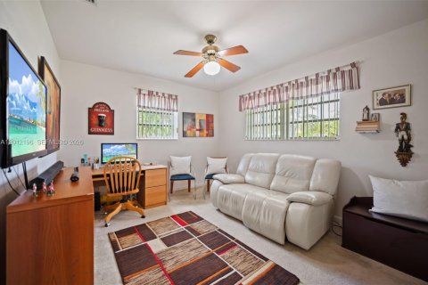 House in Palmetto Bay, Florida 3 bedrooms, 146.41 sq.m. № 2076142 - photo 17
