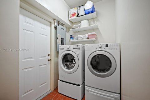 House in Palmetto Bay, Florida 3 bedrooms, 146.41 sq.m. № 2076142 - photo 18