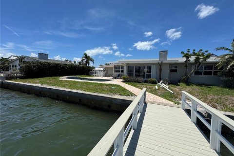 House in Saint Pete Beach, Florida 3 bedrooms, 174.38 sq.m. № 1849797 - photo 6