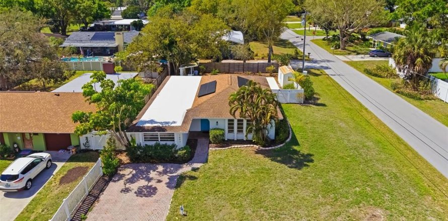 House in Sarasota, Florida 4 bedrooms, 172.33 sq.m. № 2118965