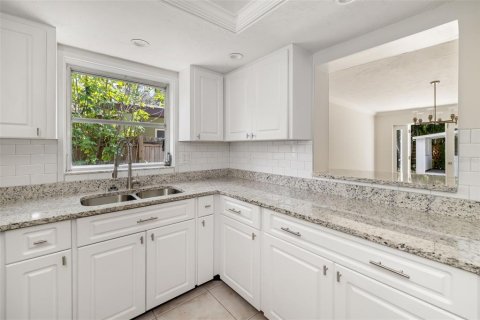 House in Sarasota, Florida 4 bedrooms, 172.33 sq.m. № 2118965 - photo 10