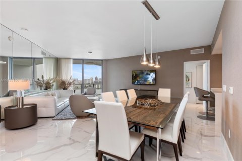 Condominio en venta en North Miami Beach, Florida, 3 dormitorios № 1993658 - foto 2
