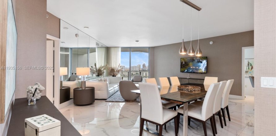 Condominio en North Miami Beach, Florida, 3 dormitorios  № 1993658
