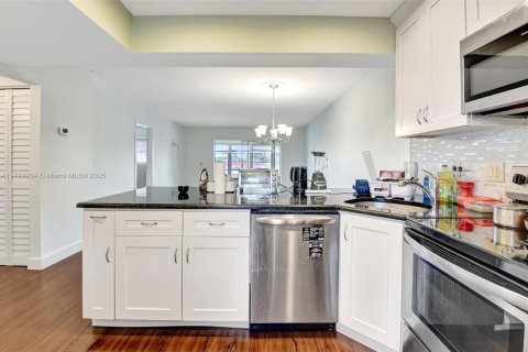 Condo in Delray Beach, Florida, 2 bedrooms  № 1708208 - photo 8