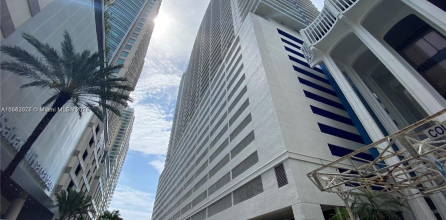 Condominio en Miami, Florida, 1 dormitorio  № 2077074