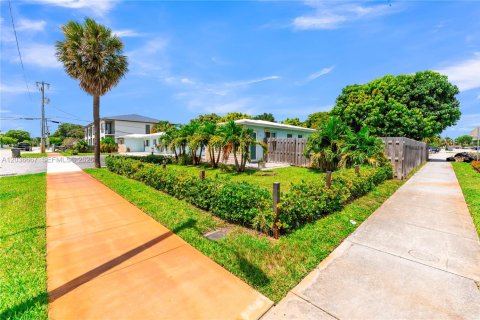Propiedad comercial en venta en Oakland Park, Florida № 2085002 - foto 11