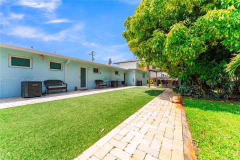 Propiedad comercial en venta en Oakland Park, Florida № 2085002 - foto 21