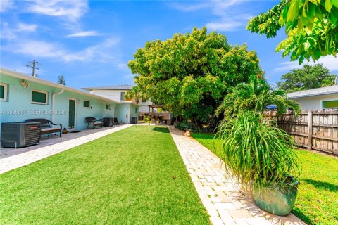 Propiedad comercial en venta en Oakland Park, Florida № 2085002 - foto 20