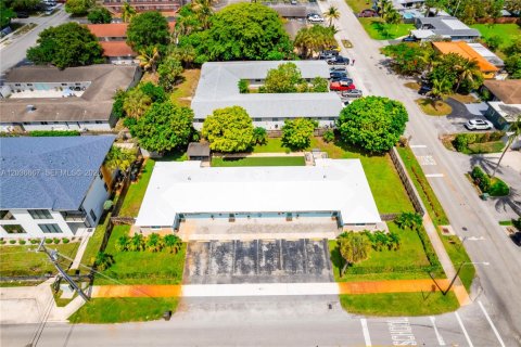Propiedad comercial en venta en Oakland Park, Florida № 2085002 - foto 9