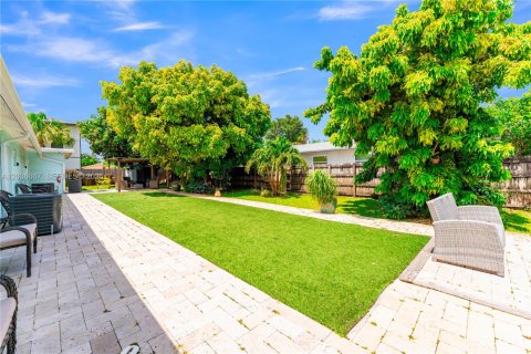 Propiedad comercial en venta en Oakland Park, Florida № 2085002 - foto 18