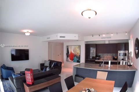 Condominio en alquiler en Miami, Florida, 2 dormitorios, 104.89 m2 № 1937586 - foto 3