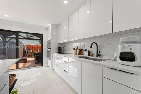 Adosado en venta en Miami, Florida, 2 dormitorios, 108.14 m2 № 2031709 - foto 12