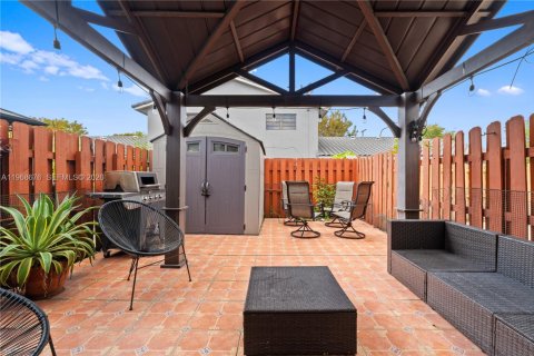 Adosado en venta en Miami, Florida, 2 dormitorios, 108.14 m2 № 2031709 - foto 17