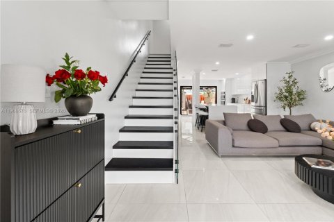 Adosado en venta en Miami, Florida, 2 dormitorios, 108.14 m2 № 2031709 - foto 3