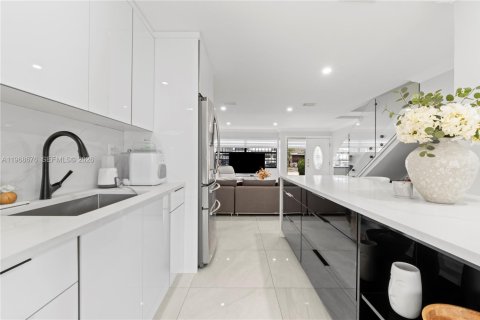 Adosado en venta en Miami, Florida, 2 dormitorios, 108.14 m2 № 2031709 - foto 10