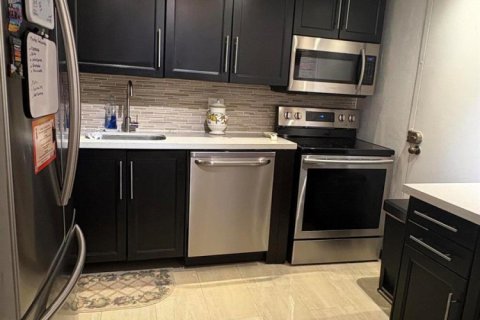 Condo in Lauderhill, Florida, 3 bedrooms № 2245703 - photo 13