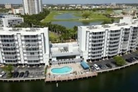 Condominio en venta en Hallandale Beach, Florida, 2 dormitorios, 106.84 m2 № 2031420 - foto 3