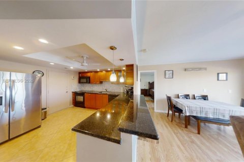 Condominio en venta en Hallandale Beach, Florida, 2 dormitorios, 106.84 m2 № 2031420 - foto 15