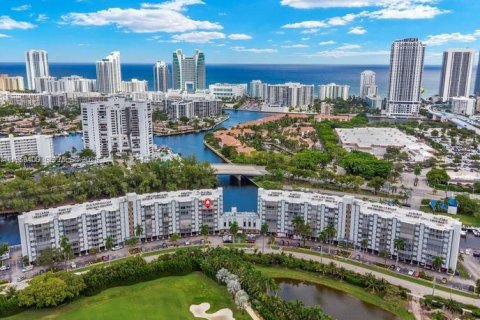Condominio en Hallandale Beach, Florida, 2 dormitorios  № 2031420