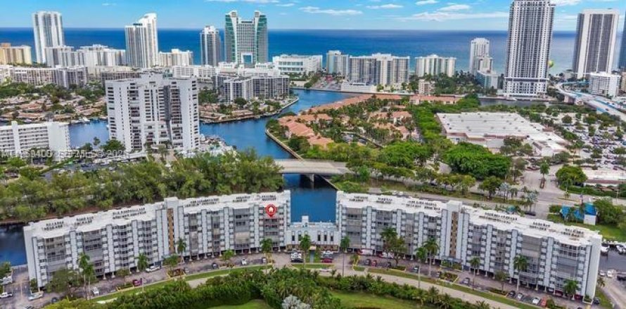 Condominio en Hallandale Beach, Florida, 2 dormitorios  № 2031420