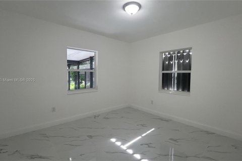 House in Opa-locka, Florida 3 bedrooms, 105.72 sq.m. № 1707736 - photo 9