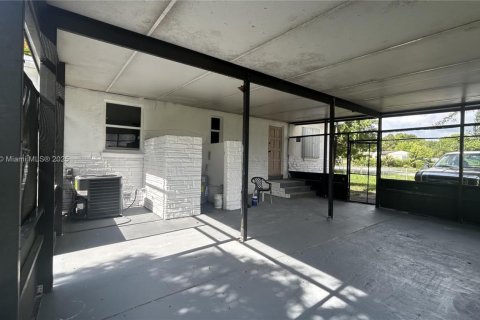 House in Opa-locka, Florida 3 bedrooms, 105.72 sq.m. № 1707736 - photo 25