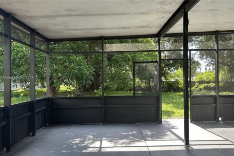 House in Opa-locka, Florida 3 bedrooms, 105.72 sq.m. № 1707736 - photo 24