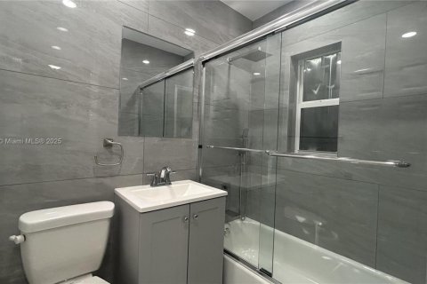 House in Opa-locka, Florida 3 bedrooms, 105.72 sq.m. № 1707736 - photo 11