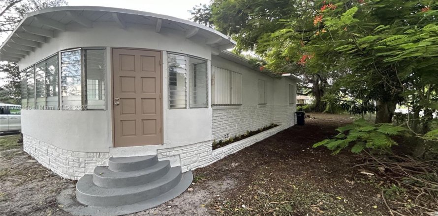 House in Opa-locka, Florida 3 bedrooms, 105.72 sq.m. № 1707736